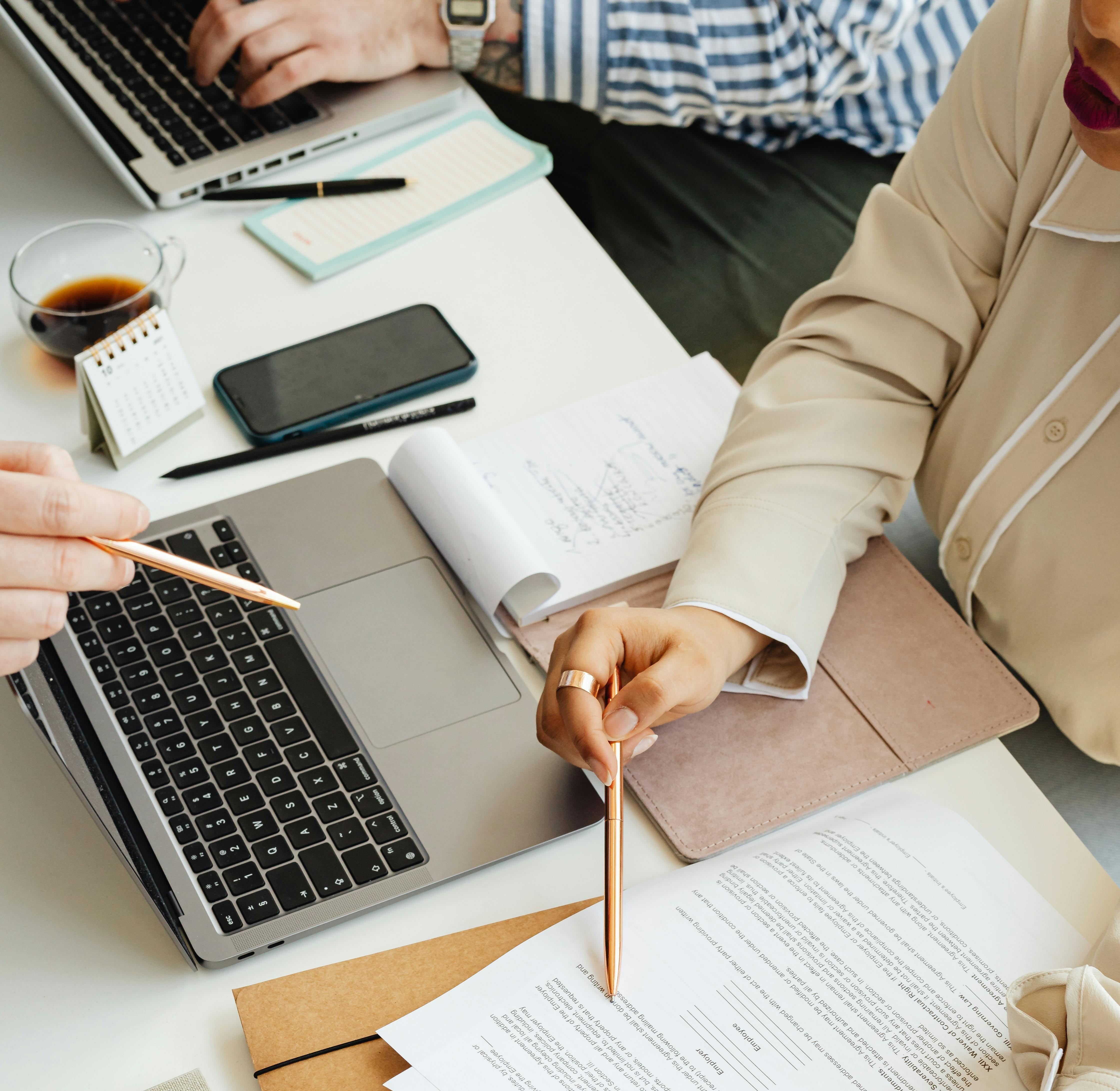 Scrivania, laptop e strumenti di lavoro